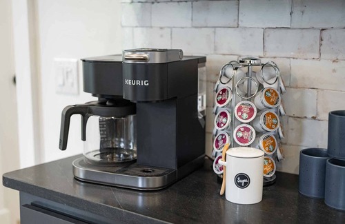 Downtown House | Closest to downtown square, luxury bedding, outdoor patio, vinyl, guitar, piano.