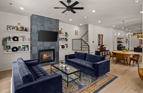 Downtown House | Closest to downtown square, luxury bedding, outdoor patio, vinyl, guitar, piano.