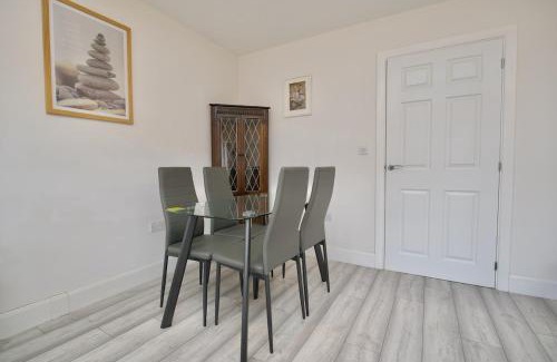 Willenhall House | Clothier House - Stylish 3Bed Haven, WiFi & Driveway Parking