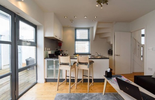Splott House | Cloudstream Joy - Relax in the City | 2 Bed Duplex House w/Hot Tub