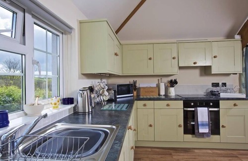 Kingsbridge Cottage | CLOVERWELL, pet friendly, with a garden in Woodleigh