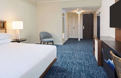Keauhou Hotel | Club Oceanfront Suite 1 King Bed at Outrigger Kona Resort and Spa
