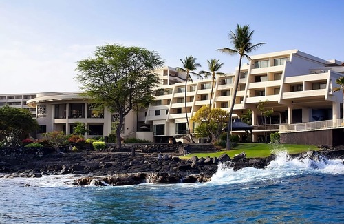 Keauhou Hotel | Club Oceanfront Suite 1 King Bed at Outrigger Kona Resort and Spa