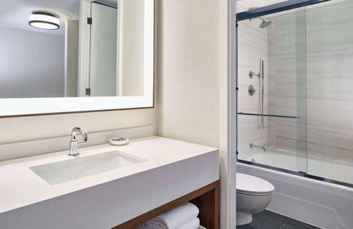 Keauhou Hotel | Club Oceanfront Suite 2 Double Beds at Outrigger Kona Resort and Spa