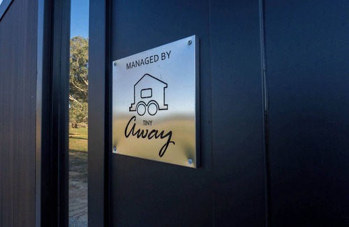Warrenmang House | Clyde at Sheltered Paddock by Tiny Away