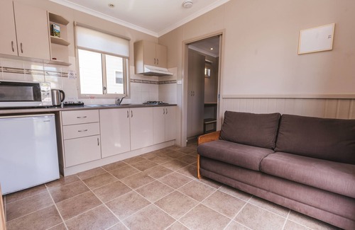 Batehaven Hotel | Clyde View Holiday Park