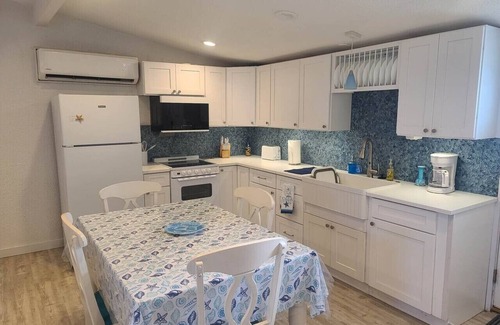 Palacios Apartment | Coastal 1BR – Bayfront Views, Porch, Fishing & Walkable Lighted 1.5-Mile Seawall