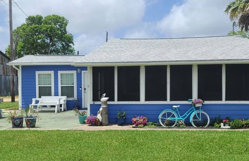 Palacios Apartment | Coastal 1BR – Bayfront Views, Porch, Fishing & Walkable Lighted 1.5-Mile Seawall