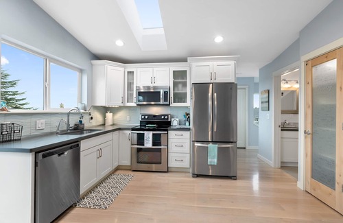 Genesee House | Coastal Cabana View Home -Nov 1 BDR remodel, interior refresh, backyard oasis!