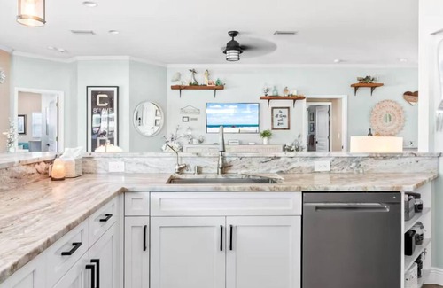 Flora Villa House | Coastal Calm - 3BD/2BA Near Downtown and Beaches