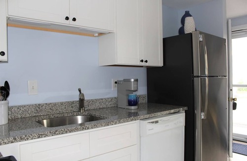 Wells Beach Condo | Coastal Condo with Pool at Wells Beach