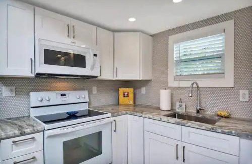 Lake Worth House | Coastal Cottage - Just 7 Minutes to the Beach and Downtown!