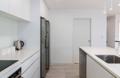 Papamoa Beach House | Coastal Delight - Walk to cafes and beach