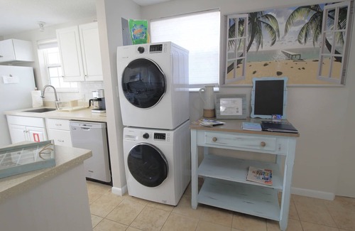 Dunedin House | Coastal Downtown Dunedin w/GOLF CART!