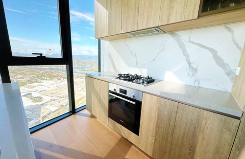 Broadbeach Apartment | Coastal Elegance 2B2B Retreat