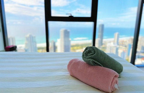 Broadbeach Apartment | Coastal Elegance 2B2B Retreat