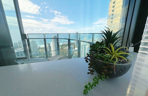 Broadbeach Apartment | Coastal Elegance 2B2B Retreat