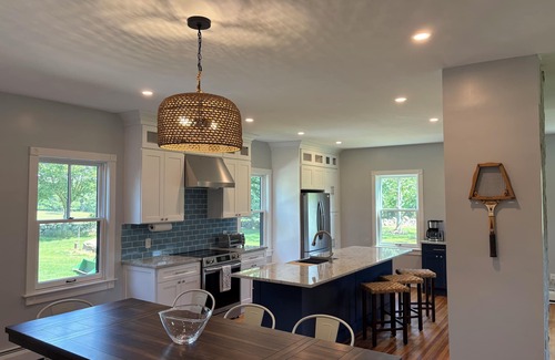 South Kingstown House | Coastal Farmhouse-Newly Renovated. Minutes drive to Narragansett and the Beaches
