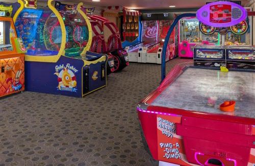 Paignton Resort | Coastal Getaway - Free Activities & Beach Access