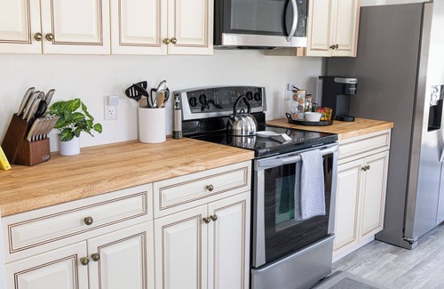 Iona House | Coastal Haven - Minutes Away From The Beach!