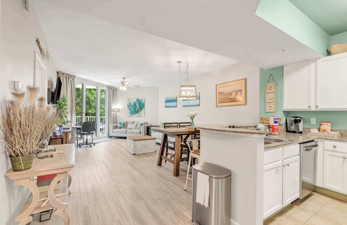 Fort Walton Beach - Destin Condo | Coastal Haven: Pools, Restaurant, & Beach Shuttle