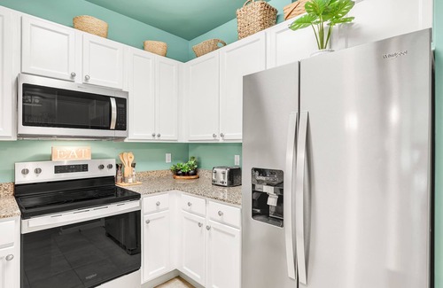 Fort Walton Beach - Destin Condo | Coastal Haven: Pools, Restaurant, & Beach Shuttle