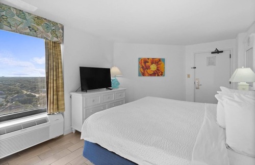 Myrtle Beach Hotel | Coastal King Suite with Free Breakfast 16th Flr