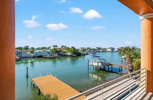 Causeway Isles House | Coastal Luxurious Mansion! Minutes to beach