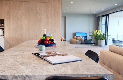 Bronte Apartment | Coastal Luxury Overlooking Tamarama Beach - Views, Parking & Air Conditioning