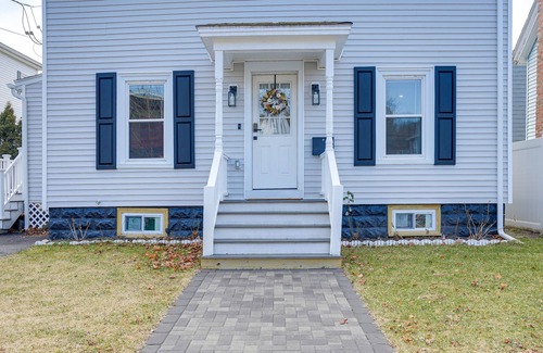 Lynn House | Coastal Lynn Escape w/Fireplace: 3 Mi to Beaches