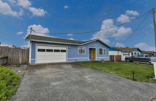 Bertsch-Oceanview House | Coastal & Redwood Bungalow! 1 mile from the ocean, minutes from redwoods!