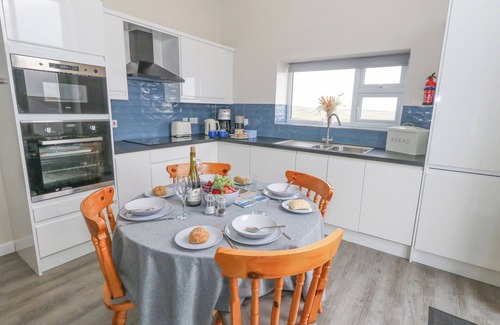 Southwell Cottage | COASTGUARD VIEW, family friendly, with a garden in Portland Bill