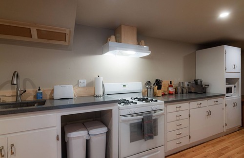 Kelseyville House | Cobb Mountain Chalet King Size Suite