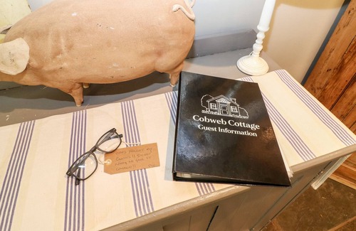 Moreton House | COBWEB COTTAGE, pet friendly, character holiday cottage in Ledbury