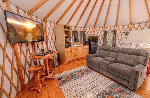 Bandera Cabin | Cockatoo Yurt/Cold A/C! Hot Tub/Grill/Close to Town/River Yurt Village