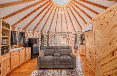 Bandera Cabin | Cockatoo Yurt/Cold A/C! Hot Tub/Grill/Close to Town/River Yurt Village