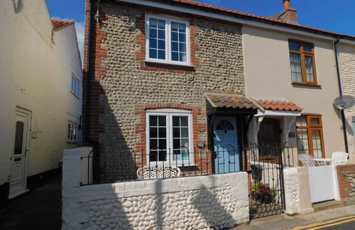 Sheringham Cottage | Cockleshell Cottage - superb, traditional flint cottage in an enviable position yards from the sea.