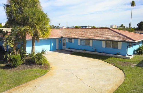 Cocoa Isles Villa | Cocoa Beach canal front heated pool villa