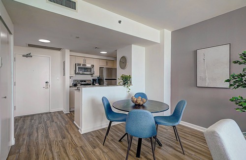 Coconut Grove Condo | Coconut Grove 1/1 condo parking included