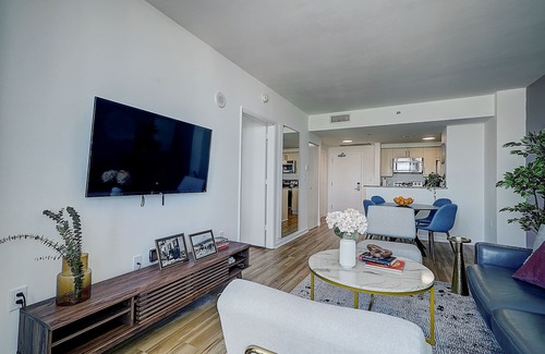 Coconut Grove Condo | Coconut Grove 1/1 condo parking included