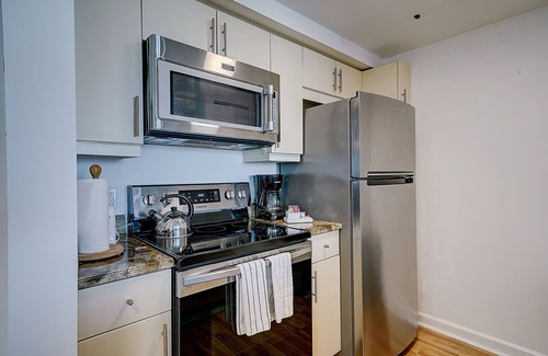 Coconut Grove Condo | Coconut Grove 1/1 condo parking included