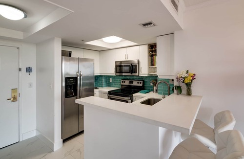 Coconut Grove Apartment | Coconut Grove Retreat, bayviews, 1 park incl, wkspace, Smart TV, Pool/hottub"