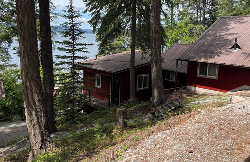 Harrison Cabin | Coeur d'Alene Lake Escape -Stunning Views, Private Beach, and Cozy Retreat!