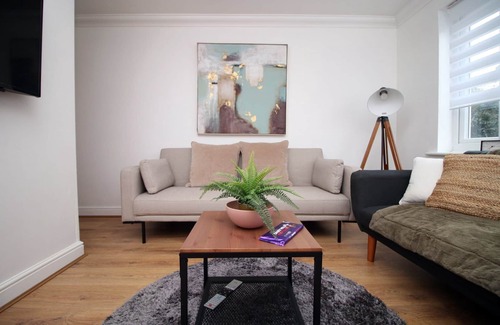 Newport Apartment | Cohost Partners Cozy Retreat Near Cardiff Bay
