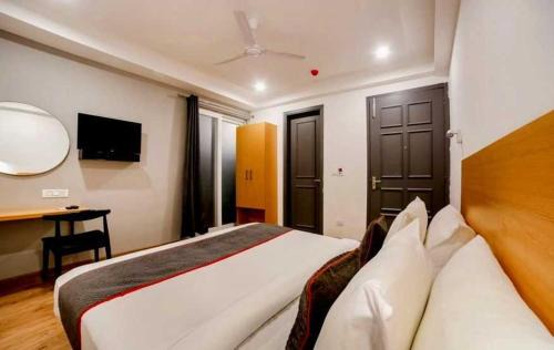 Pitampura Hotel | Collection O Kailash Enclave