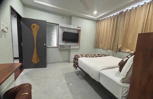 Narsampet Hotel | Collection O Narsampet Crossway Telangana Formerly Hotel Silver Moon