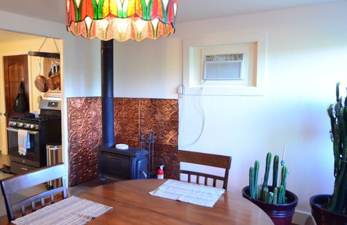Tyrone House | College District Art House - Patio - Walk to Downtown - Sleeps 5
