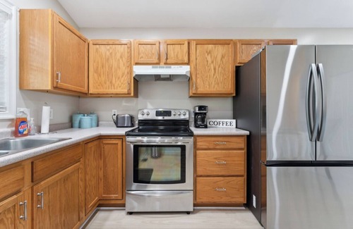 Issue House | Colonial Beach Living and Loving!WiFi, streamTV,2 Full Baths. Clean & New!
