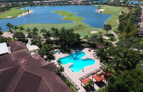 Fort Myers Condo | Colonial Country Club. Golf. Gated. 1st Flr. Garage. Bkyd. Lots of Sunlight!