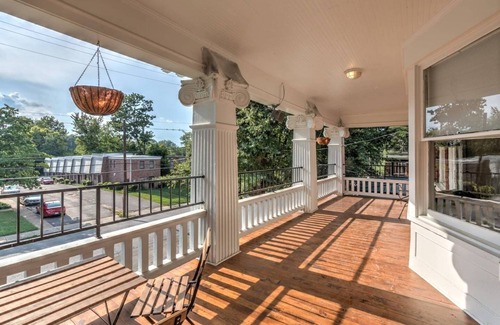 Midtown Apartment | Colonial-Inspired Stay: Near Arts, Music & History